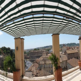 Questa è una tenda alla marinara installata in un attico nel centro storico di Roma.
Una soluzione leggera, adatta a contesti dove non è possibile inserire strutture invasive, ma capace di coprire superfici ampie con semplicità.