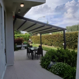 Pergotenda su misura. Installata a Casalpalocco. Struttura in alluminio con telo tecnico retrattile per protezione da sole e pioggia, ideale per vivere lo spazio esterno tutto l’anno.