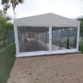 Copertura in PVC con teli retrattili. Installata nel X Municipio di Roma. Resistente e modulabile per centro sportivo, pensata per rendere lo spazio fruibile in ogni stagione per chi aspetta, per chi guarda una partita, per chi segue un allenamento seduto comodo, al riparo.