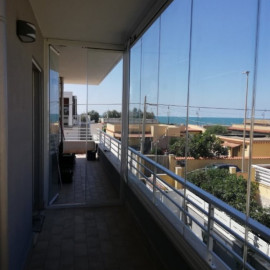 VEPA a pacchetto installata a Ostia (Roma) – Vetrata panoramica apribile con impacchettamento laterale, progettata per proteggere il balcone senza rinunciare alla vista mare.