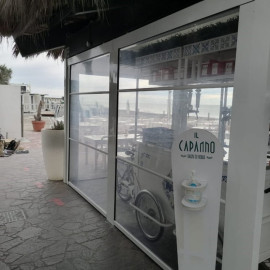 Struttura con chiusure in PVC Cristal trasparente realizzata allo stabilimento Il Capanno a Ostia. Teli che mantengono la vista mare, proteggono dal vento e permettono di aprire lo spazio nei mesi più caldi.
