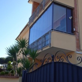 Vetrata a pacchetto realizzata a Fiumicino per valorizzare un piccolo balcone con diversi vincoli strutturali.
La soluzione scelta ha permesso di aprire completamente lo spazio, migliorando praticità, sicurezza ed estetica della facciata.
Un intervento realizzato in 2 giorni, studiato su misura per sfruttare ogni centimetro disponibile.